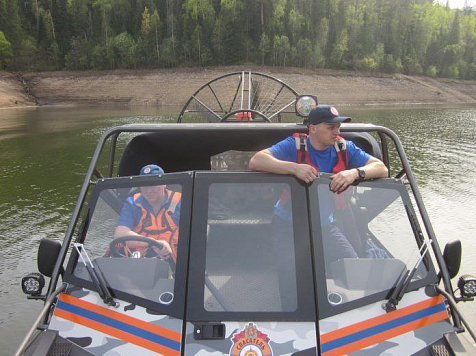 На Красноярском водохранилище спасатели эвакуировали троих людей с лодки  . Фото: служба спасения Красноярского края