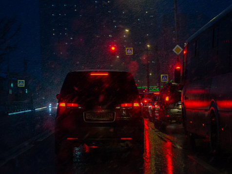 Депутат Заксобрания Илья Зайцев пообещал решить проблему с утренними заторами в «Тихих Зорях». Фото: JN PHOTOS (VK)