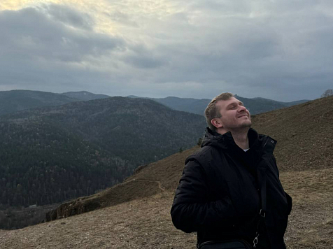 Именитый композитор сыграл на рояле в зале ожидания красноярского аэропорта. Фото: Telegram Ilya Beshevli