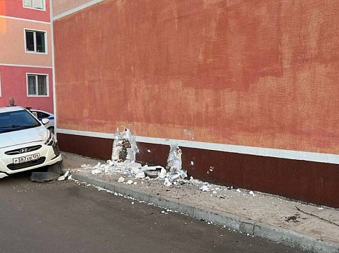 Пьяный сосед впечатал женщину с ребенком в стену дома в Красноярске. Фото/Видео: соцсети Карины