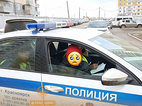 В Красноярске 17-летний пьяный водитель помял четыре припаркованных автомобиля. Фото: ГИБДД24