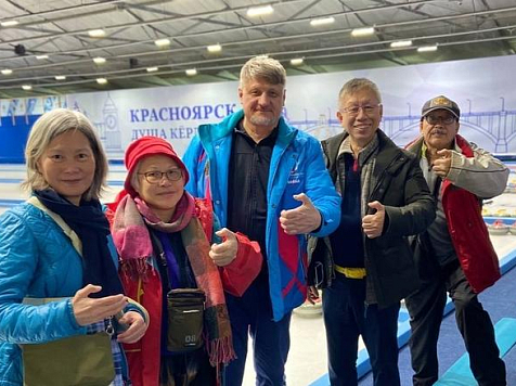 В международном фестивале по кёрлингу в Красноярске примут участие спортсмены из 10 стран. Фото: Федерация кёрлинга Красноярского края. На фото: в Красноярск приехала команда из Гонконга, ее встречает Сергей Веневцев