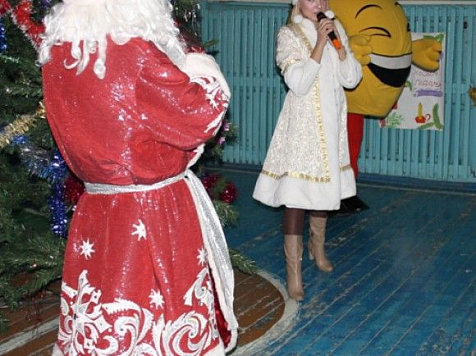 Дед Мороз и Смайлик поздравили детей