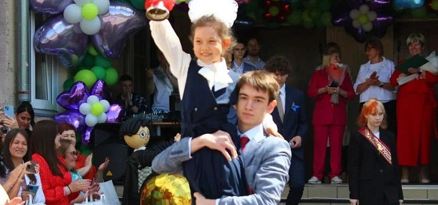 В Красноярске назвали дату последних звонков и вручения аттестатов для школьников