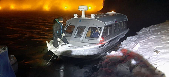 Пять человек едва не разбились о скалы на лодке на Красноярском водохранилище