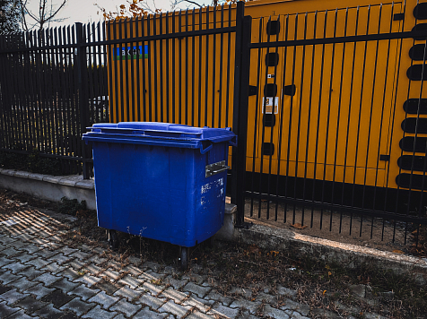 В частных секторах Красноярска из-за непогашенной золы часто горят мусорные баки. Фото: «Unsplash»