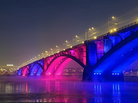 В Красноярске подсветили мосты в честь теннисистки Мирры Андреевой. Фото: администрация Красноярска