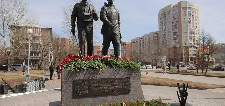 В Красноярске открылся памятник на 40-летие чернобыльской катастрофы
