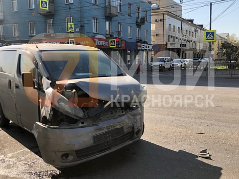 В Красноярске в результате аварии машину выкинуло на тротуар . Фото: 7 канал Красноярск