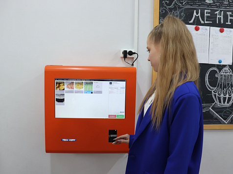 В Красноярске в лицее №2 тестируют инфомат для электронного заказа еды по карте школьника. Фото: администрация Красноярска