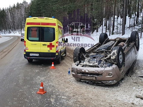 На трассе под Красноярском перевернулась машина с уснувшим за рулем водителем. Фото: ЧП Красноярск
