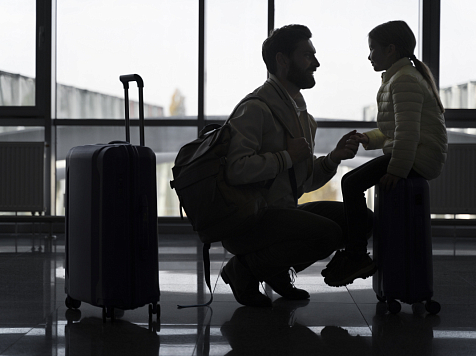 В Красноярском крае отец незаконно забрал детей у матери и пытался улететь с ними в Москву. Фото: ru.freepik.com