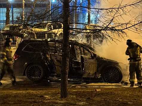 В Красноярске из-за замкнувших проводов загорелся автомобиль. Фото и видео: ЧП Красноярск/ tg. me