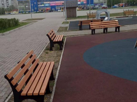 В Красноярске установили скамейки, изготовленные из пластиковых крышек. Фото: мэрия
