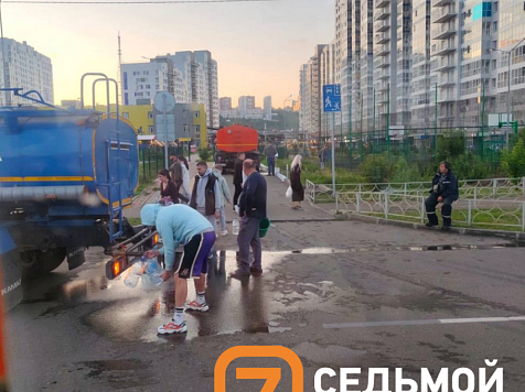 В красноярских Тихих зорях отключили холодную воду после затопления подвалов. Фото: «7 канал Красноярск»