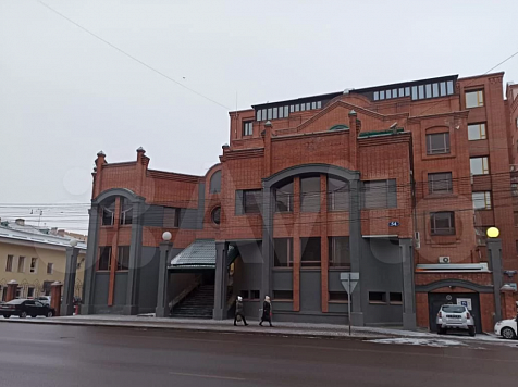 В Красноярске необычное здание бывшего банка «Кедр» продают почти за 80 млн рублей. Фото: Avito