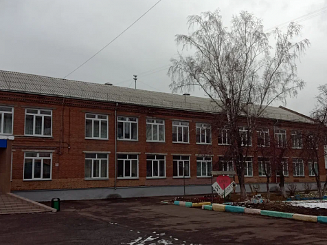 В Красноярске корпус школы №90 закрыли на карантин: накануне в нём отравились ученики. Фото: Яндекс