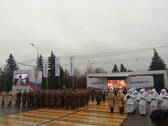 Красноярск отметил День народного единства парадом и военной реконструкцией 
