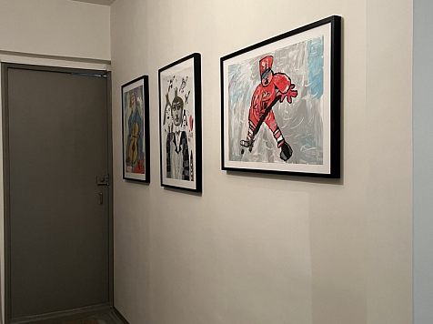 В подъезде Академгородка Красноярска появилась картинная галерея. Фото: vk.com/krasnoyarskrf