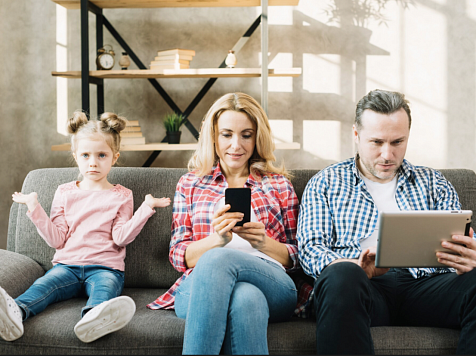 Красноярский минобр рассказал о переезде чатов школьников в мессенджер MAX. Фото: Freepik