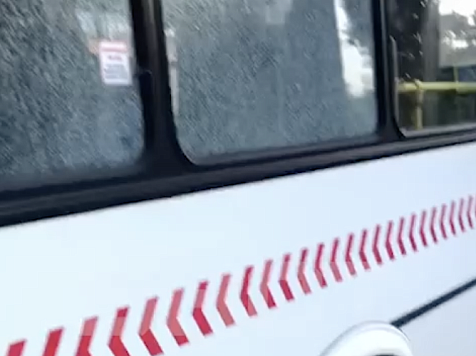 Неизвестный расстрелял автобус с пассажирами на правобережье Красноярска. Фото, видео: t.me/shot_shot