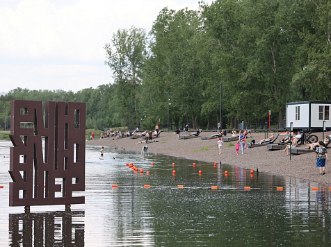 Парадоксальная ситуация: спасателей на пляжи наняли следить за тем, чтобы никто не заходил в воду. Фото: М. Шуклин, пресс-служба Красноярского городского Совета депутатов