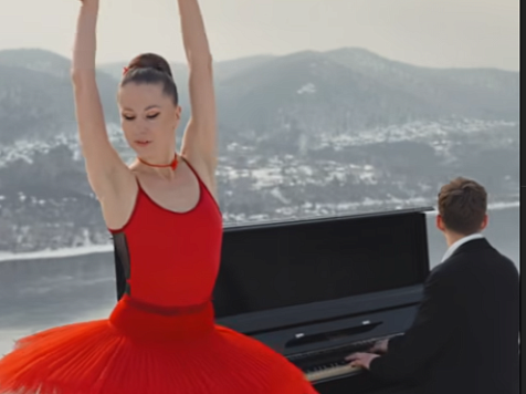 Красноярская балерина в красной пачке станцевала на снегу на краю обрыва. Видео: Мэрия Красноярска