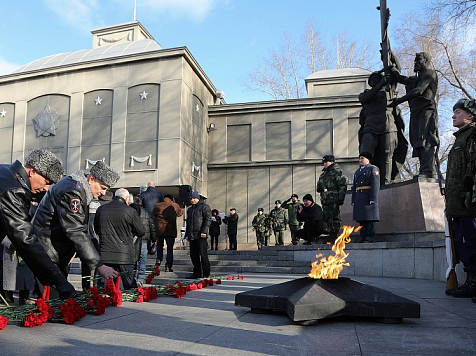 В Красноярске почтили память защитников Отечества салютом и торжественным маршем. Фото: krskstate.ru