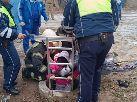 В Красноярском крае 10-летняя девочка провалилась в глубокий колодец на улице и получила травмы. Фото: МЧС Красноярского края