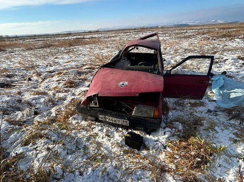 В Минусинском районе автомобиль слетел с дороги в кювет, водитель погиб. Видео и фото: МВД по Красноярскому краю