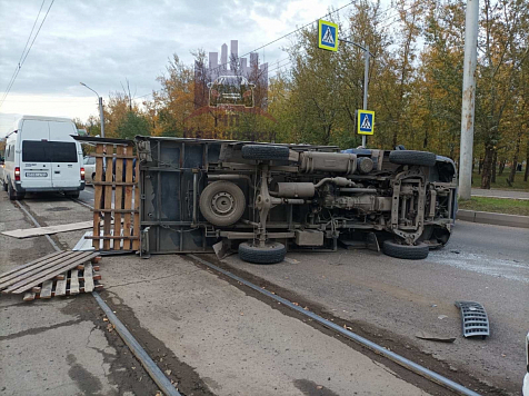 В Красноярске на Мичурина перевернулся грузовик. Фото: ЧП Красноярск 