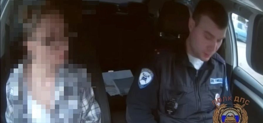 В Красноярске задержали девушку за видео с оскорблениями полицейских 