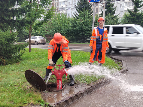 В Красноярске проверили давление воды в 3 тысячах пожарных гидрантов. Фото: пресс-служба КрасКома
