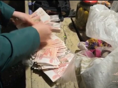 В Ачинске полицейские изъяли у кассирши часть похищенных денег. Фото: mvdmedia