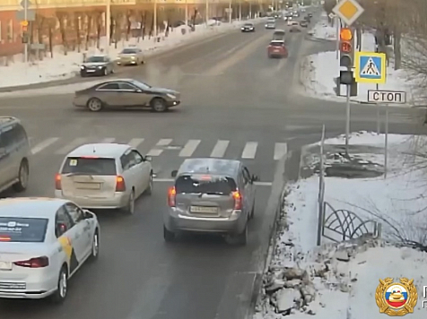 Устроившего дрифт на перекрестке водителя оштрафовали в Красноярске. Фото: Госавтоинспекция