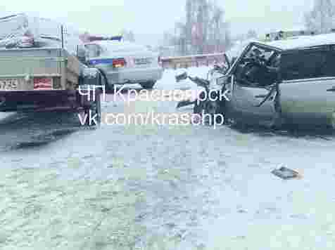 «Крузер» раскурочил «Ладу» и патрульное авто в жестком ДТП на трассе (фото). Фото: «ЧП Красноярск» / vk.com, видео: legashoff / instagram.com