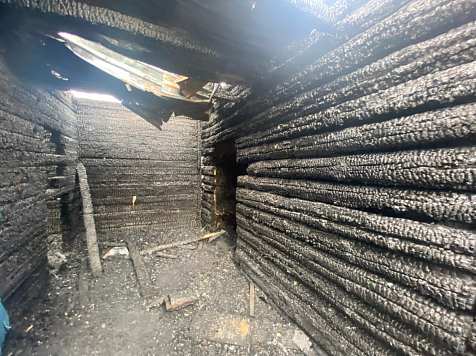 Житель Уярского района поджег дом из мести своей бывшей и едва не сгубил постороннюю женщину с ребенком. Фото: Следком по краю и Хакасии