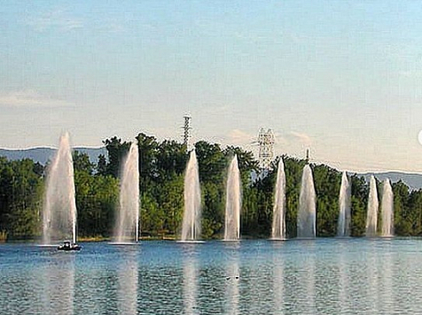В память о первом главе Красноярска включили речные фонтаны у острова Посадного. Фото: instagram.com/tatalu05