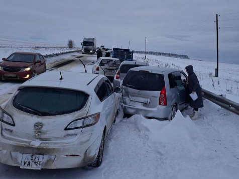 Массовое ДТП парализовало трассу под Красноярском. Фото: ГАИ Красноярского края