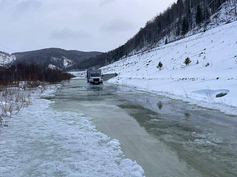 Мана вышла из берегов и затопила дорогу в Партизанском районе. Фото: ГОСАВТОИНСПЕКЦИЯ24