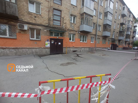 Жителей Бограда 114 в Красноярске не пускают домой после провала грунта у подъезда