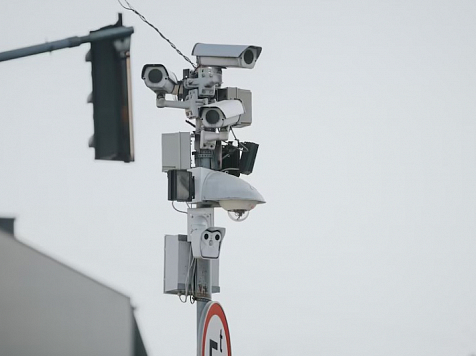 28 дорожных камер в Красноярском крае прокуратура признала неэффективными из-за низкой аварийности. Фото: freepik.com
