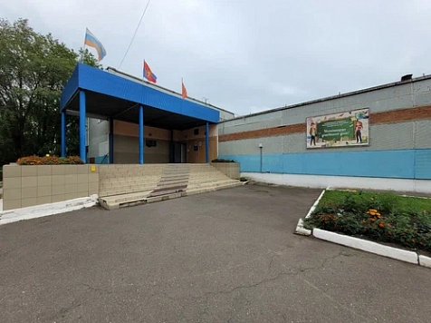 Школа №44 в Красноярске попала в рейтинг худших школ, но через 3 дня вышла из него. Фото: yandex.ru и 2Gis.ru