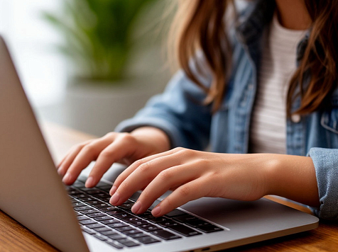 Красноярский след в деле Эпштейна: в документах всплыла переписка с сибирячкой. Фото: Шедеврум