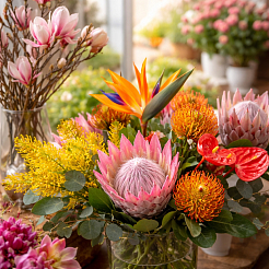 Какие цветы дольше стоят в вазе: от классических букетов до модных экзотических веток