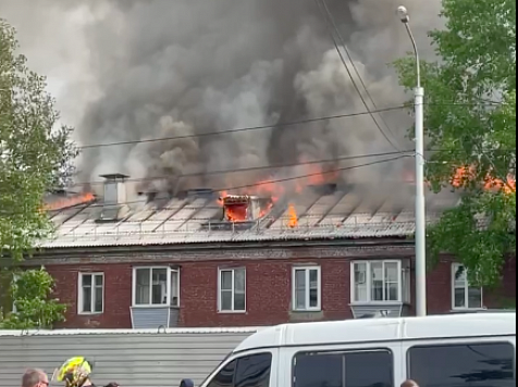 На Паровозной горит второй этаж двухэтажного дома: пламя охватило крышу   . Фото: скриншот видео/соцсети