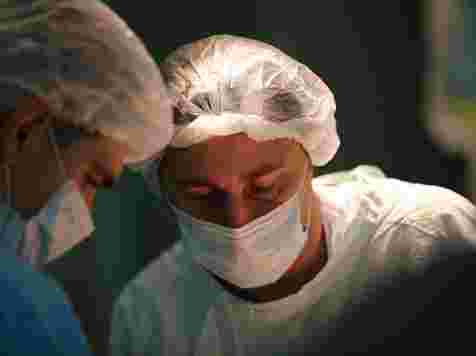 Врачи впервые в истории вытащили из печени красноярца 9-сантиметрового паразита. Фото: Краевая клиническая больница / facebook.com