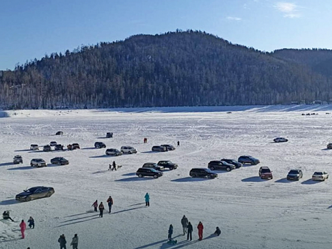 На льду Красноярского водохранилища отдыхающие устраивают опасную автопарковку. Фото: divnogorsk-adm.ru