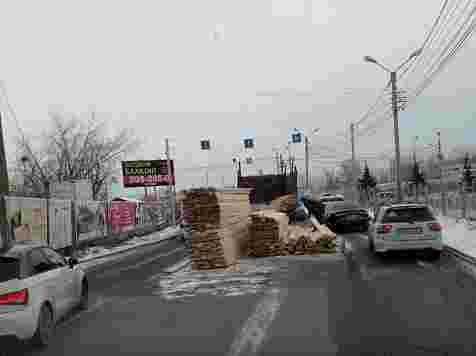 Доски неожиданно вывалились из кузова грузовика и чуть не похоронили под собой джип (фото). Фото: Красноярск Автоканал 