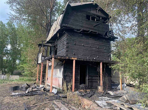 Из-за поджога тополиного пуха в Ачинске сгорело двухэтажное здание. Фото: МВД
